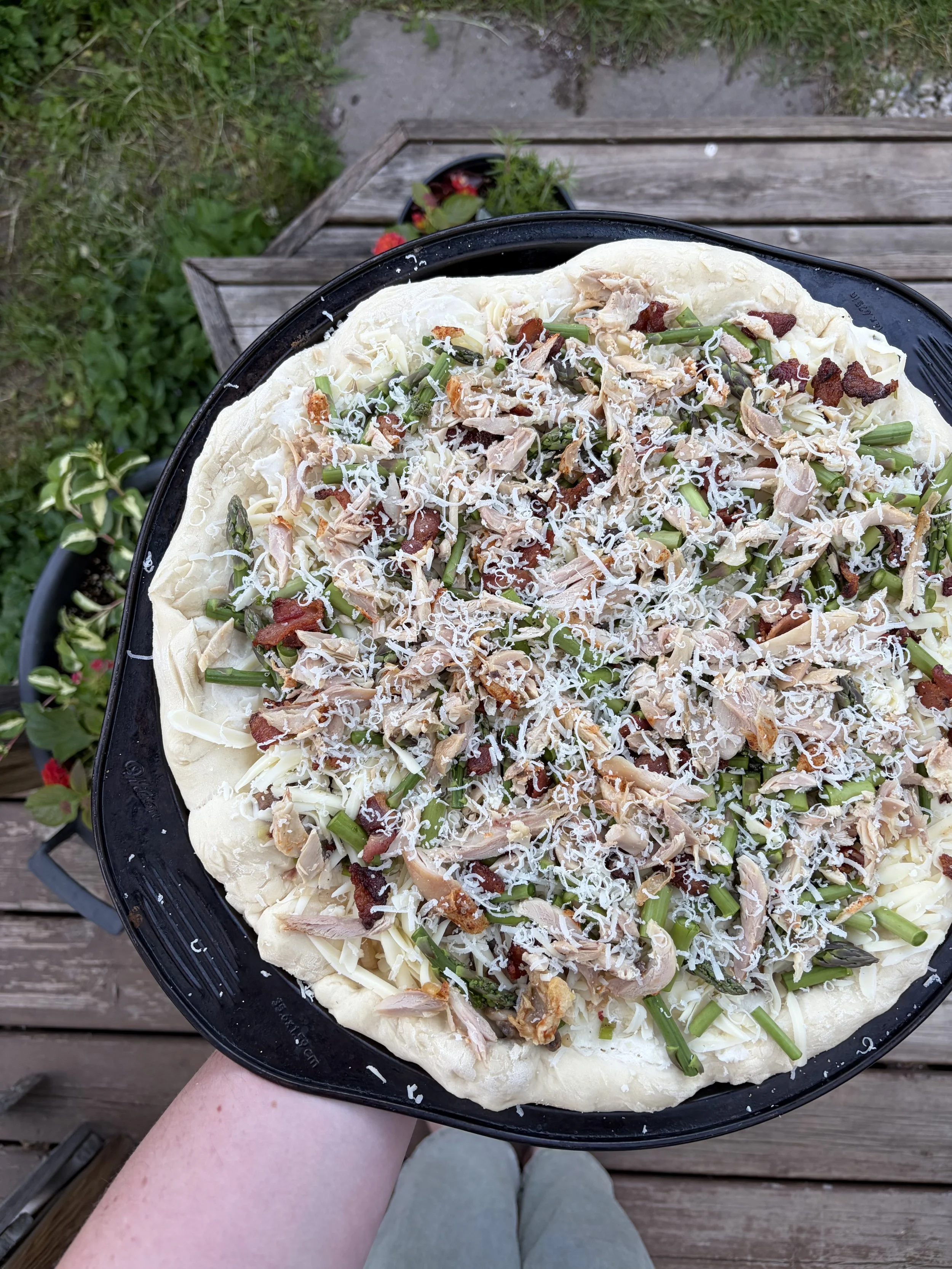 Creamy Asparagus Garlic Pizza (2).jpeg