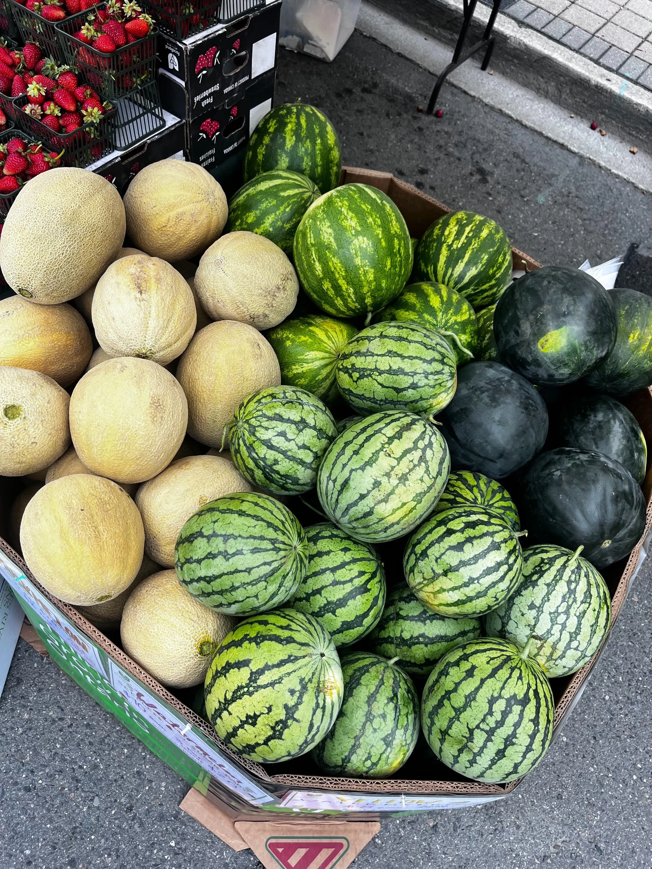 Summer Saturdays are for browsing the aisles of your favourite farmers&rsquo; market ☀️ 

On our tables this week you&rsquo;ll find juicy berries, refreshing &amp; sweet melons, golden cobs of sweet corn, crisp green &amp; yellow beans, all shapes &a