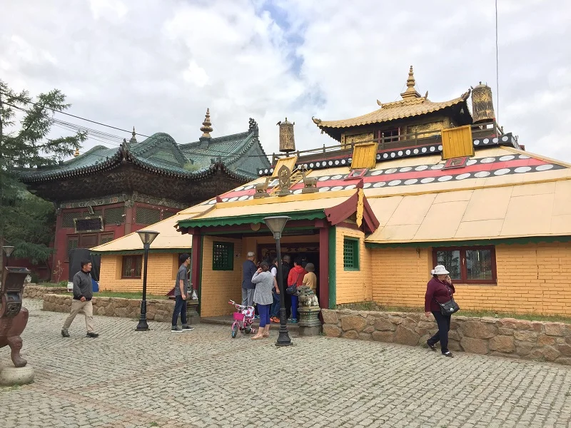 好好彩喺呢一間細嘅寺廟見到喇嘛正喺到誦經