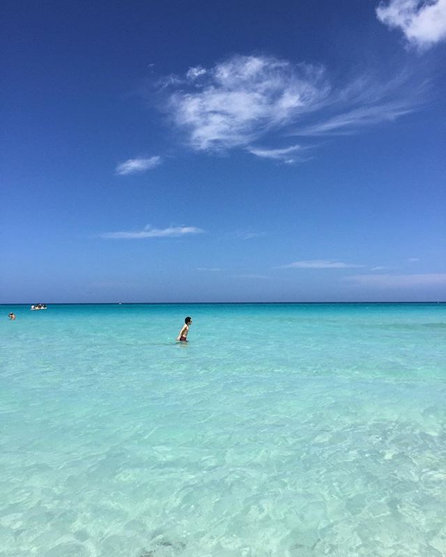 Hola from Cuba! First stop beach time in #varadero. The water here is unreal! Feels like being in a giant live postcard. This pic has absolutely #nofilter you have to see it to believe it. #rhythm11incuba.
.
.
#cuba #carribean #crystalclearwater #unr