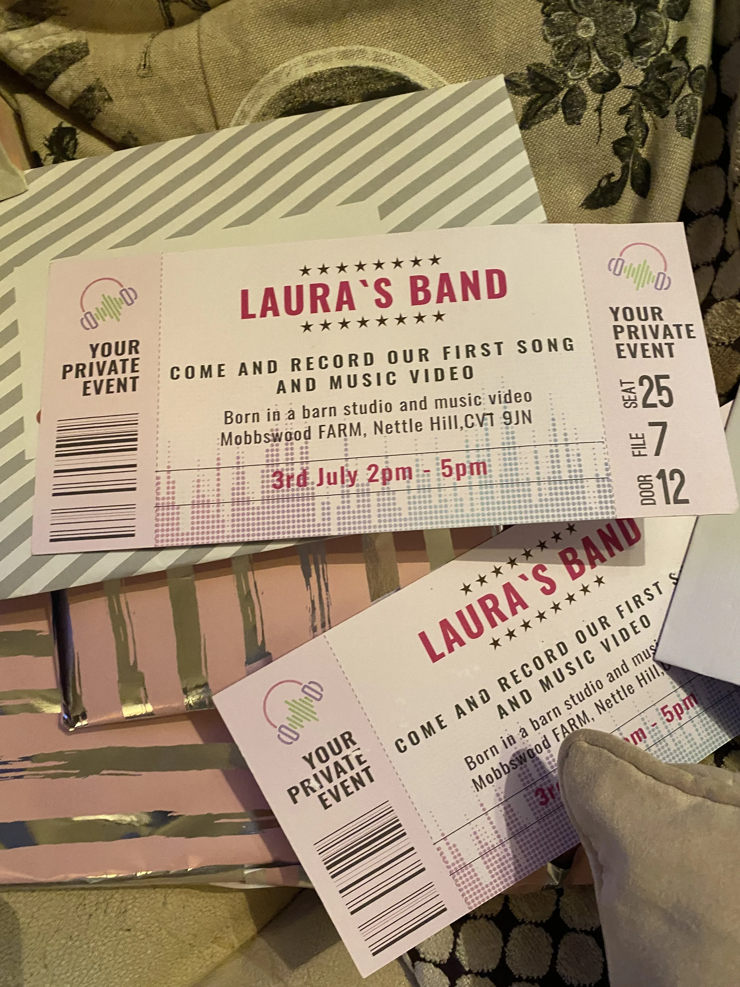 Pop Star Party Features_Invites.JPG