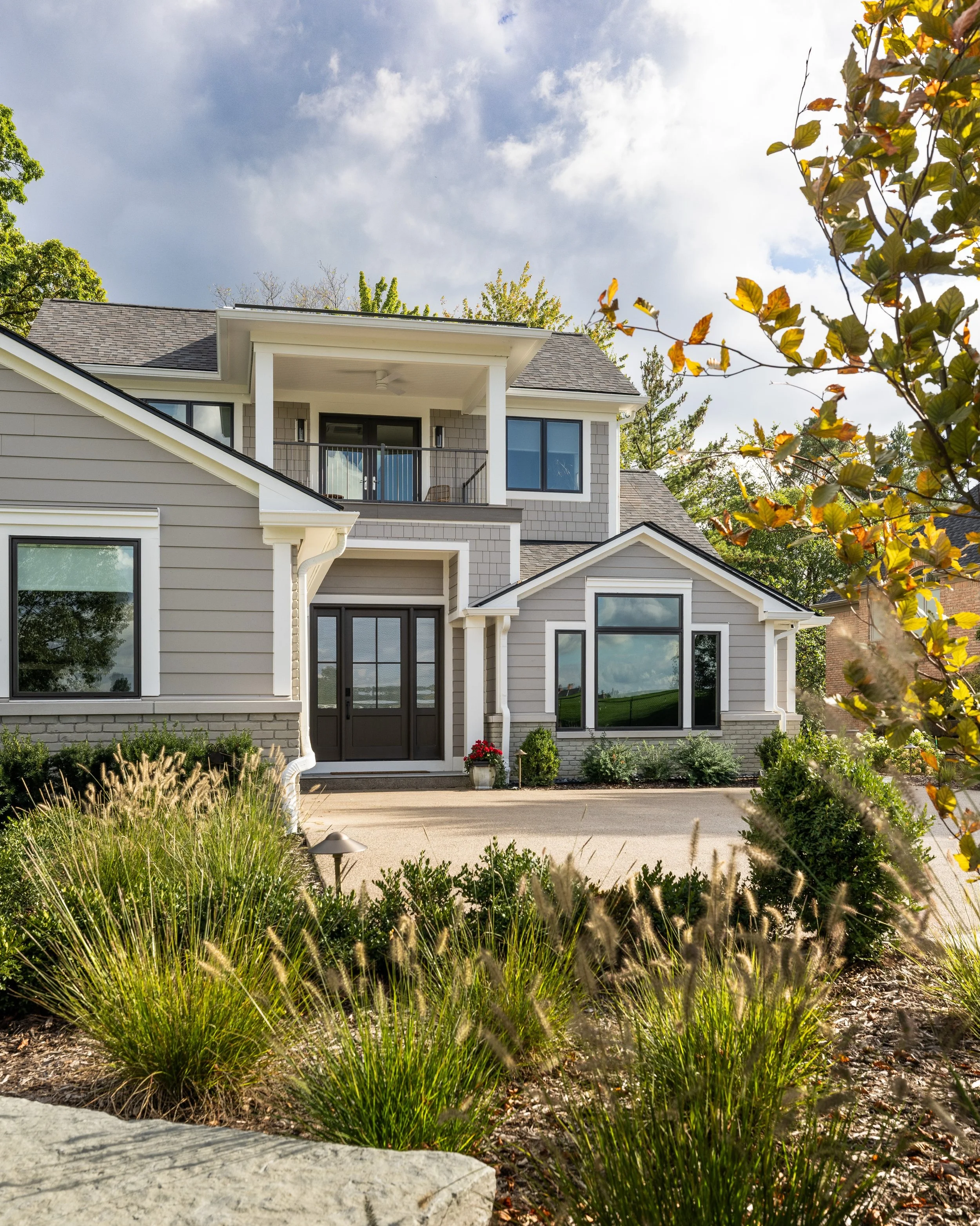 A former ranch home on Oakland Hills Golf course now has an amazing view along with a sweet second floor porch! 

#bhcoklandhillsgolfdreams 

Architect: Frank Martin
Builder: @petruccihomes 
Photographer: @mvp_detroit 
Stylist: @combsclan