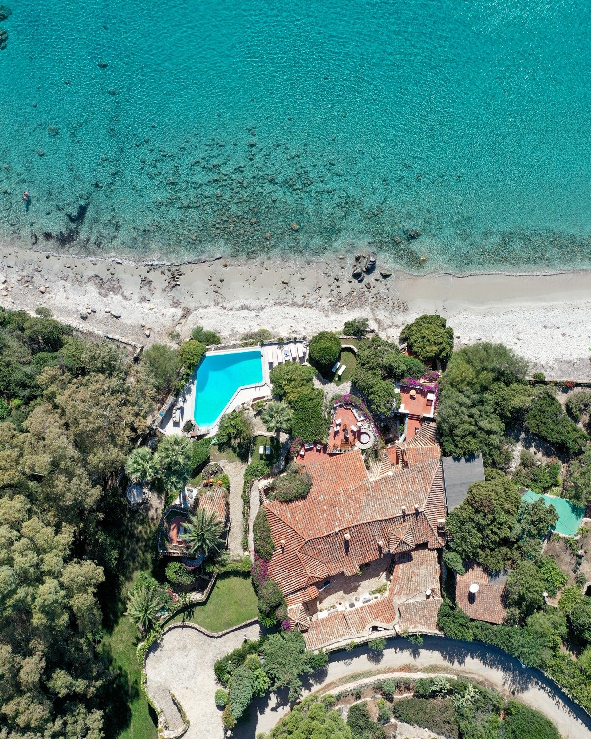 La Belle &Eacute;toile from above just hits different.

The Mediterranean sea is so close, it&rsquo;s practically part of the villa.
Infinity pool or open water? Why choose when you can have both? 🌊🏊&zwj;♀️

Tell us in the comments what would you g