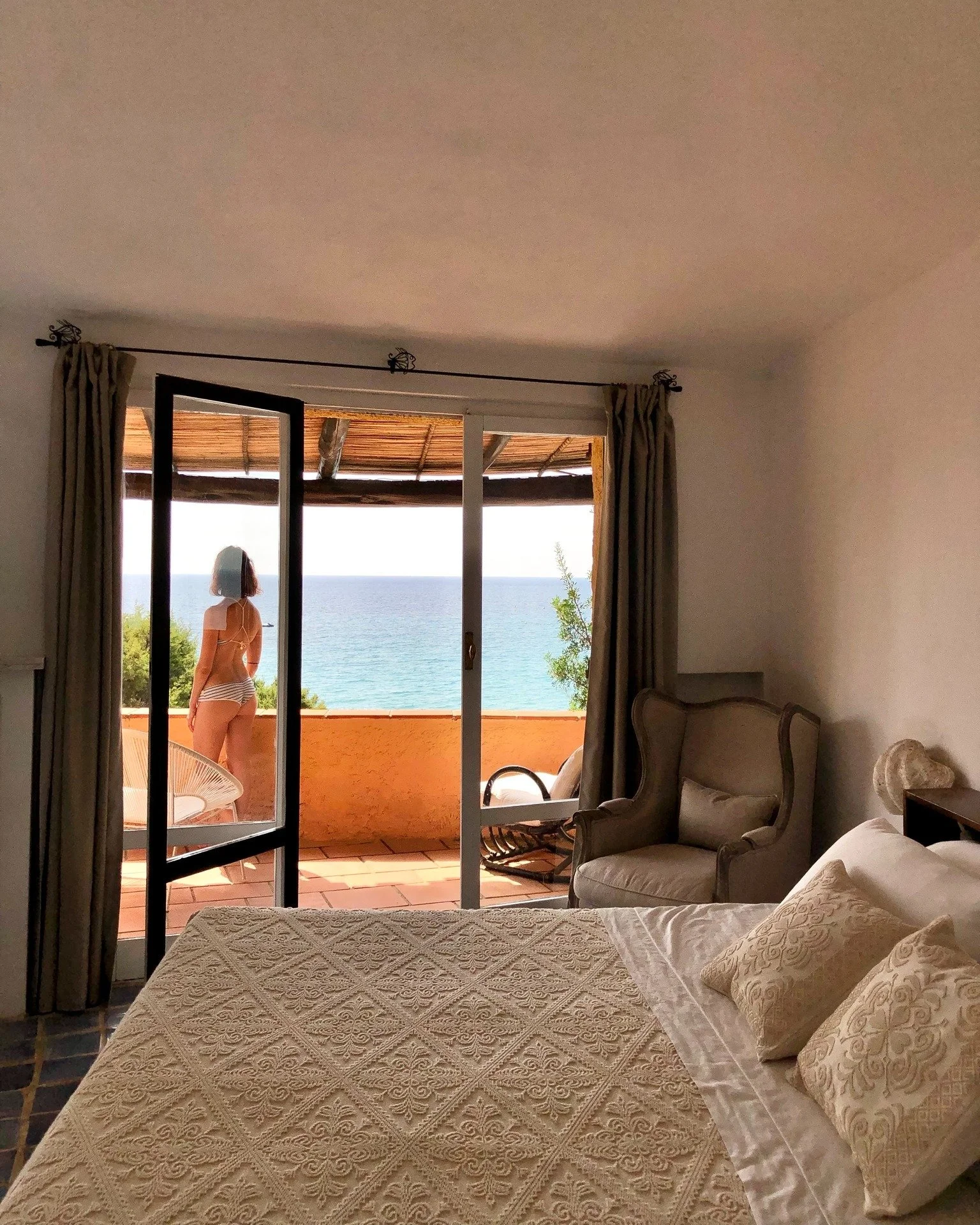 🌊✨ Just a little glimpse of our Pasha Room at Villa La Belle Etoile. Would you like to enjoy the sea breeze on this terrace? 

Let us know in the comments below 💭

#luxuryvillasardinia #exclusiveretreatitaly #privatechefexperience #wellnessretaeuro