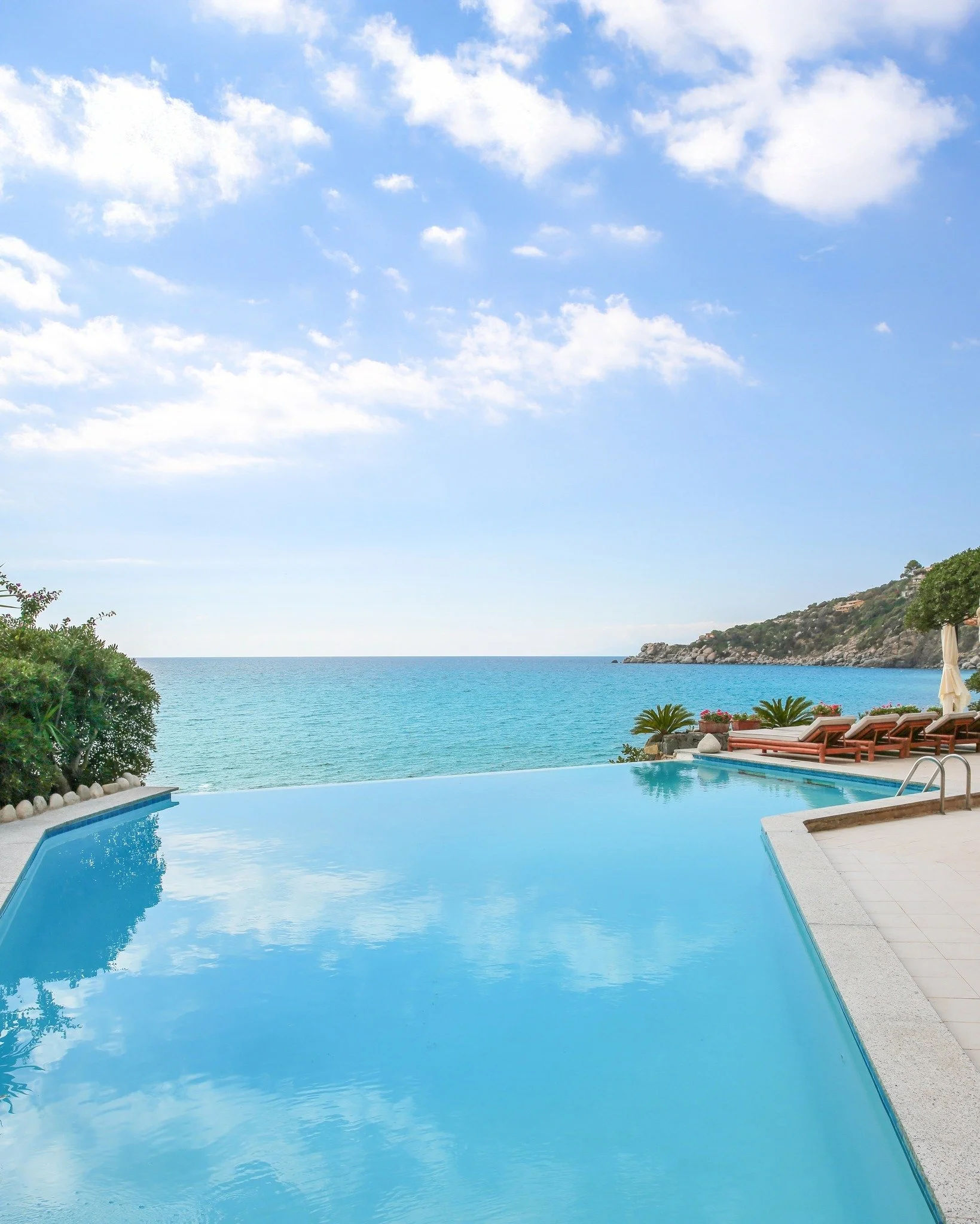 🌊✨ Can you tell the difference between the sea and our infinity pool? Why choose when you can have both 😌

#luxuryvillasardinia #exclusiveretreatitaly #privatechefexperience #wellnessretaeurope #sardiniabeachfrontvilla #luxurygrouptravel #yogaretre