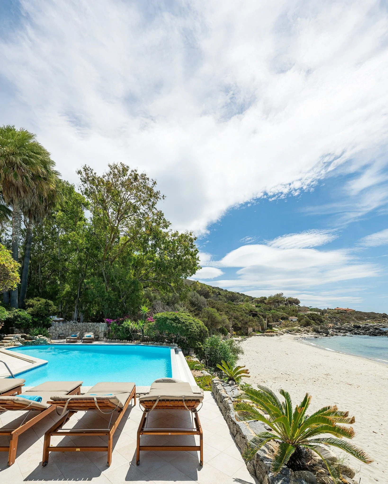 The best of both ways to stay fresh and unwind this summer
Between the pool and the sea, there is no need to choose. Just follow the rhythm of your perfect day 🌴

-

Il meglio dei due mondi per restare freschi e rilassati d&rsquo;estate
Tra piscina 