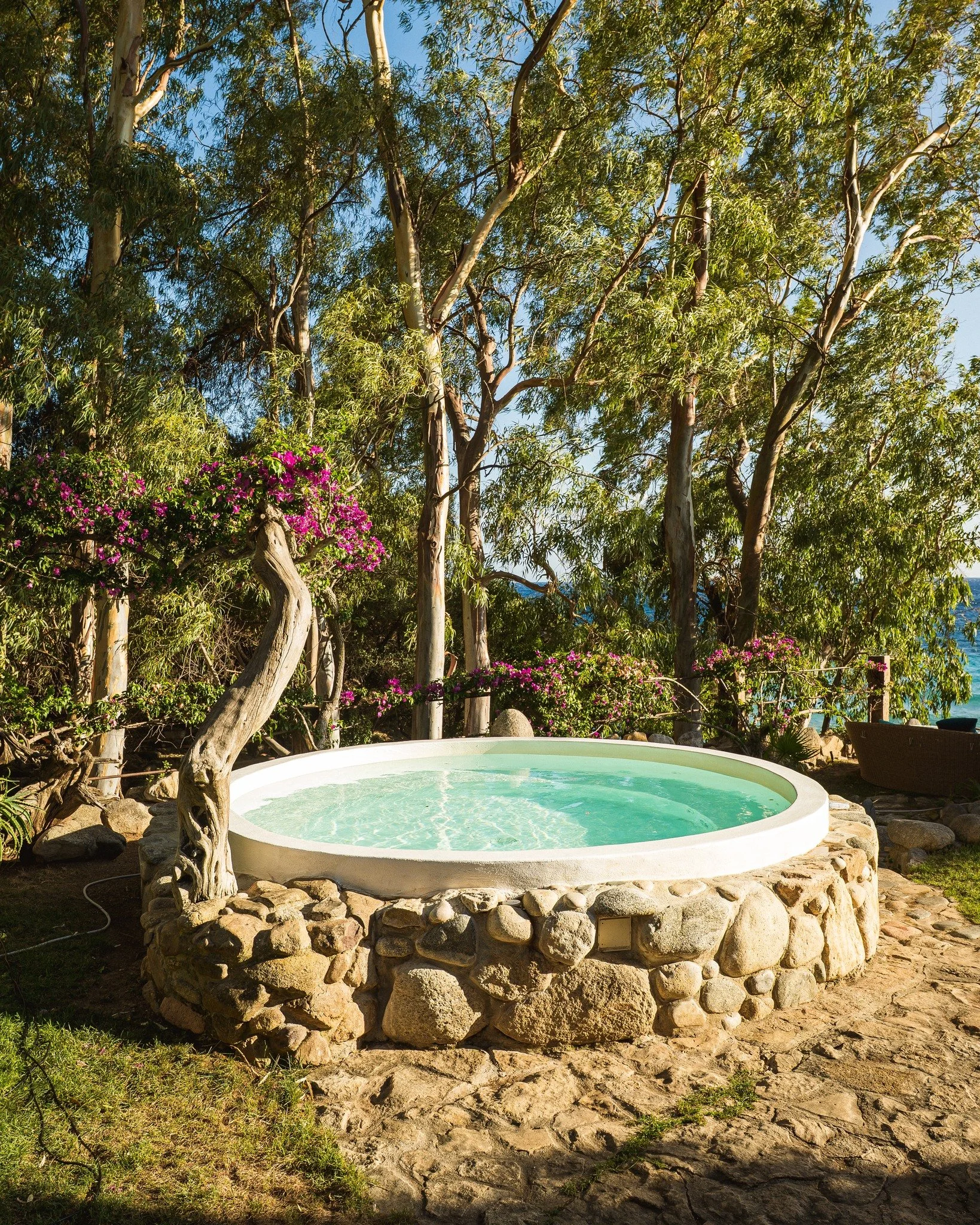 Our hidden jacuzzi in the garden. At Villa La Belle Etoile, there are infinite ways to relax. Just come and discover them all 🌸

-

La nostra jacuzzi nascosta nel giardino. A Villa La Belle Etoile i modi per rilassarsi sono infiniti. Basta venire e 