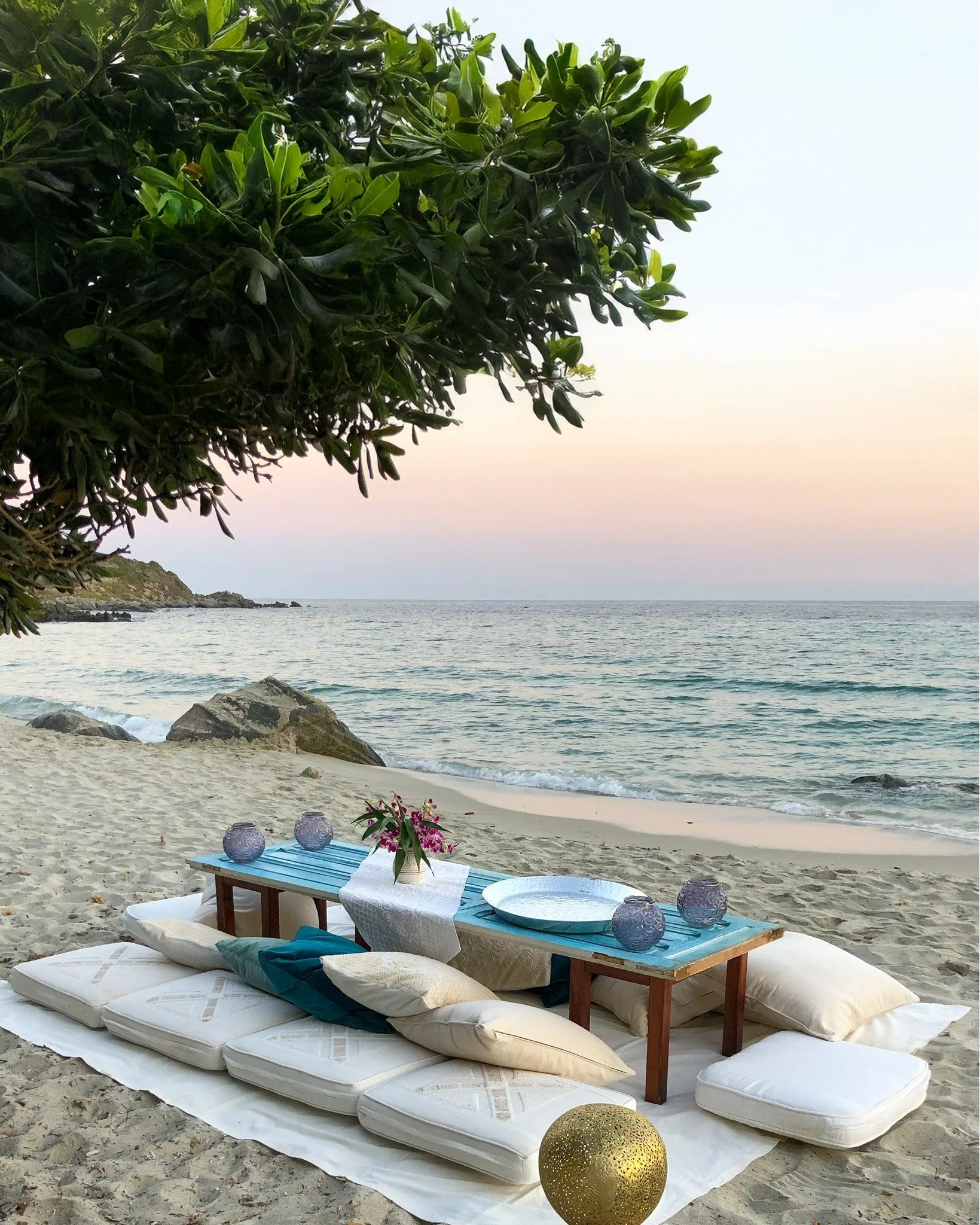 Beach dinner on Genn&rsquo;e Mari beach, just one step from the Villa.
One of the many ways we take care of our guests at Villa La Belle Etoile 🌅

-

Cena in spiaggia a Genn&rsquo;e Mari, a pochi passi dalla Villa.
Uno dei tanti modi in cui ci prend