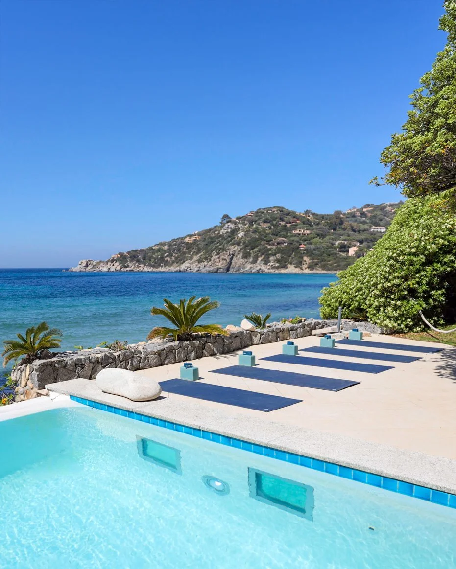 Recharge. Reset.
Morning yoga sessions by the pool, embraced by the sea breeze and silence 🌊

-

Ricarica. Riparti.
Sessioni di yoga mattutine a bordo piscina, circondati dalla brezza marina e dal silenzio 🌊

#villalabelleetoile #torredellestelle #