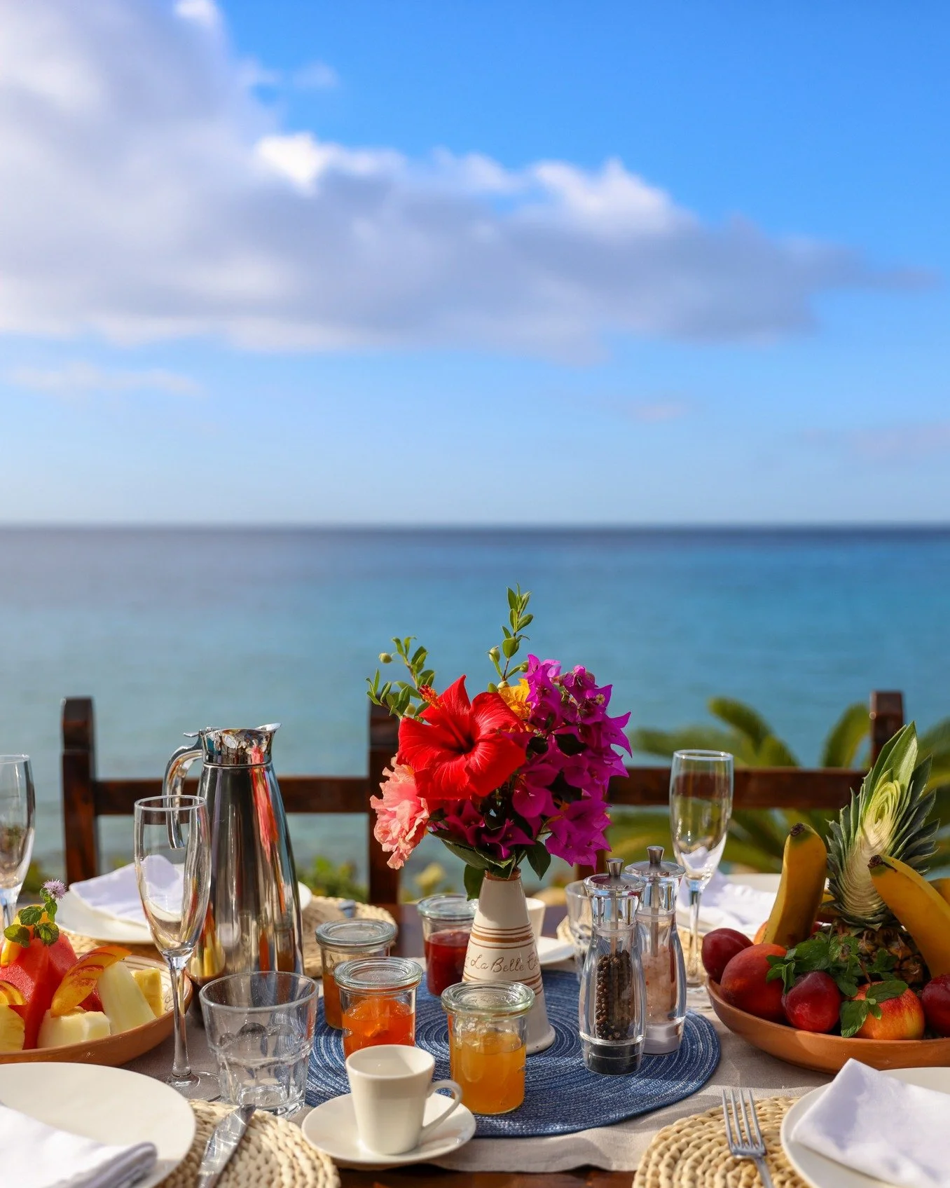 Can you imagine a better breakfast set up?
Fresh fruit, sea views, and the soft morning light. This is how a day begins at Villa La Belle Etoile 🍍

-

Riuscite a immaginare una colazione pi&ugrave; bella di cos&igrave;?
Frutta fresca, vista mare e l