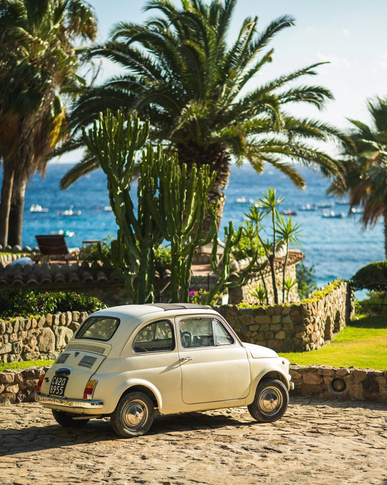 A little piece of Italian history in our entrance garden🚗
Timeless charm meets Mediterranean beauty at Villa La Belle Etoile.

-

Un piccolo pezzo di storia italiana nel nostro giardino d&rsquo;ingresso🚗
Il fascino senza tempo incontra la bellezza 