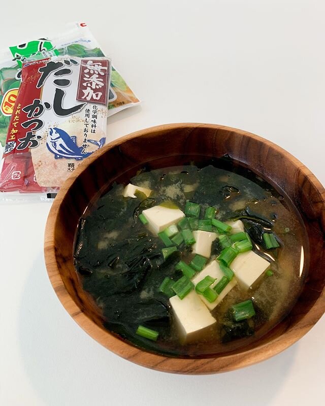 Starting my 2020 feed with a tinge of Japan and documenting my journey to a healthier lifestyle with lotsa home cooked food &amp; meal preps!! 😉 Attempted Miso Soup for the first time today and it&rsquo;s making miso happy because it&rsquo;s super e