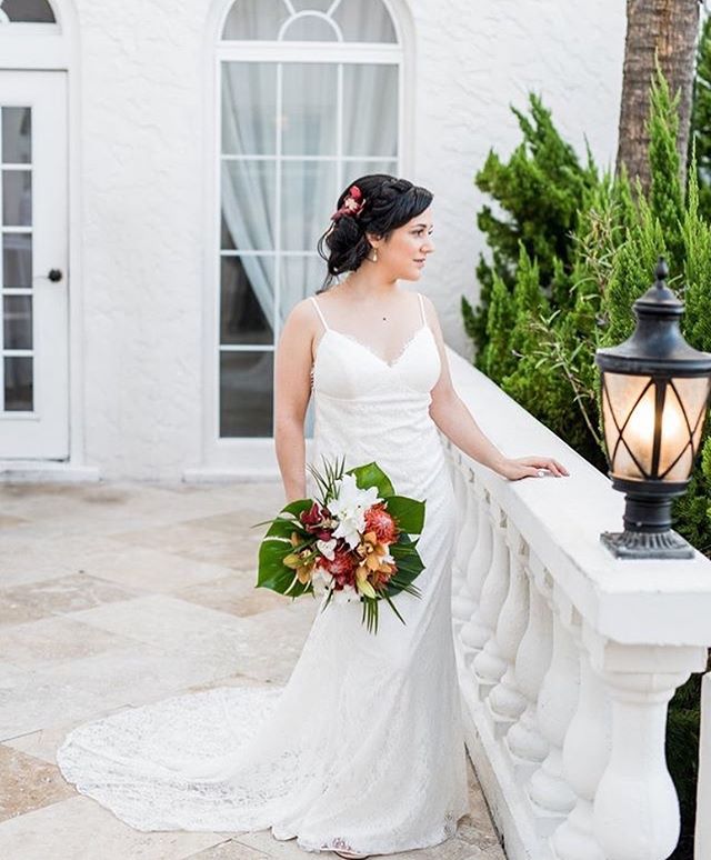 ℂ𝕒𝕤𝕒 𝕄𝕒𝕣𝕚𝕟𝕒🖤 Thank you to photographer @angelita_photo for sharing Francesca&rsquo;s beautiful photos!
Makeup by @makeupbychristinaburns Hair by @hairbylauraleer  Flowers: @jacksonvilleflflowermarket Venue: @casamarinahotel #staugustinemake