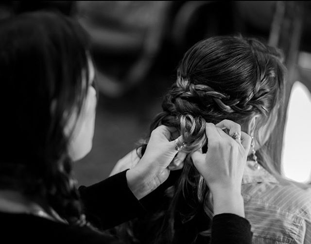 @hairbylauraleer #weddinghair #updo #onsitehairandmakeup #actionshot #orangeparkwedding @thehilltoprestaurant