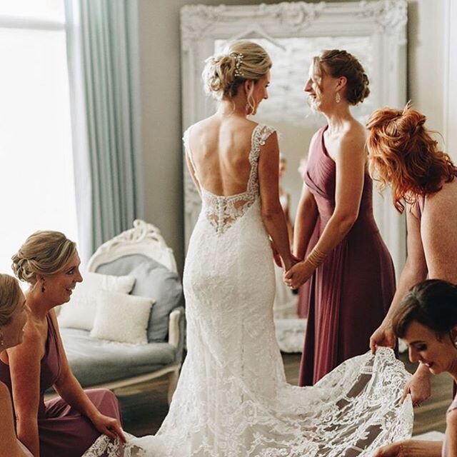 Gorgeous moment captured by @sydneymariephotography @hairbylauraleer @makeupbychristinaburns #staugustinebride #staugustinewedding #onsitehairandmakeup #girlsquadgoals #beautifulbride #updo #elegantwedding #chic