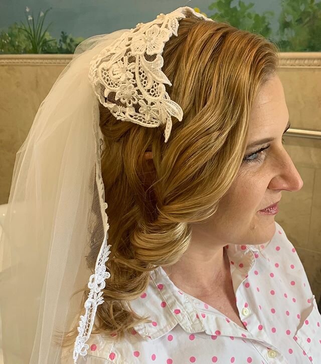 Beautiful bride with a vintage vibe #vintagevibes #bigcurls #downdo #weddinghair #onsitehairandmakeup #orangeparkwedding #staugustinewedding @makeupbychristinaburns @hairbylauraleer