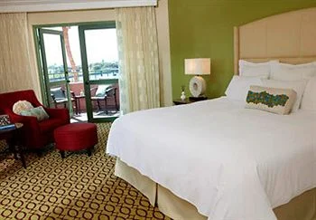 Renaissance Vinoy Room.jpg