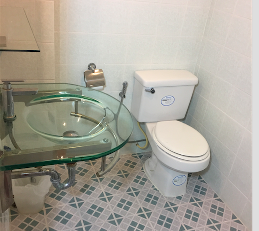 Zimmer H, das Badezimmer