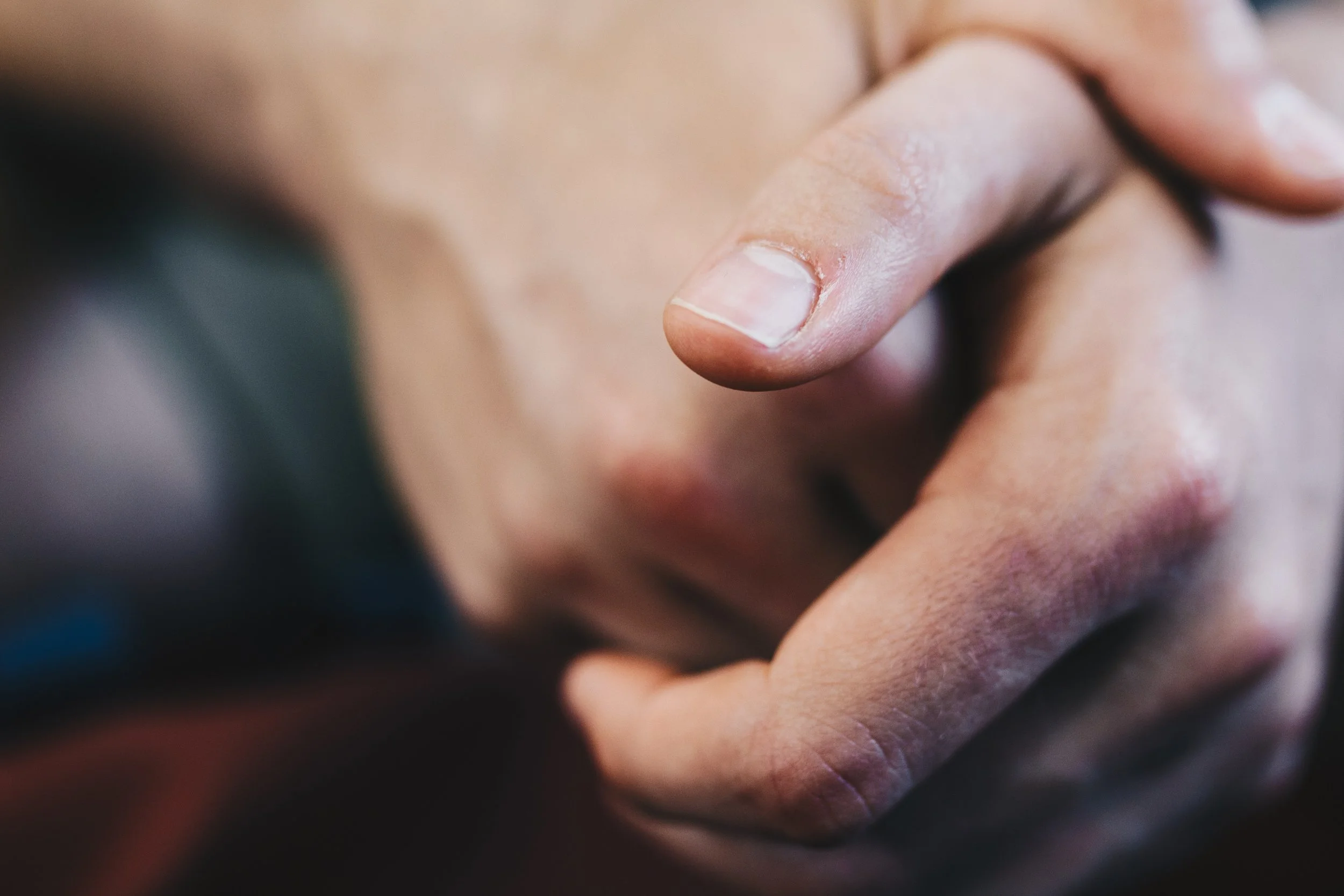 blur-close-up-fingers-808960.jpg