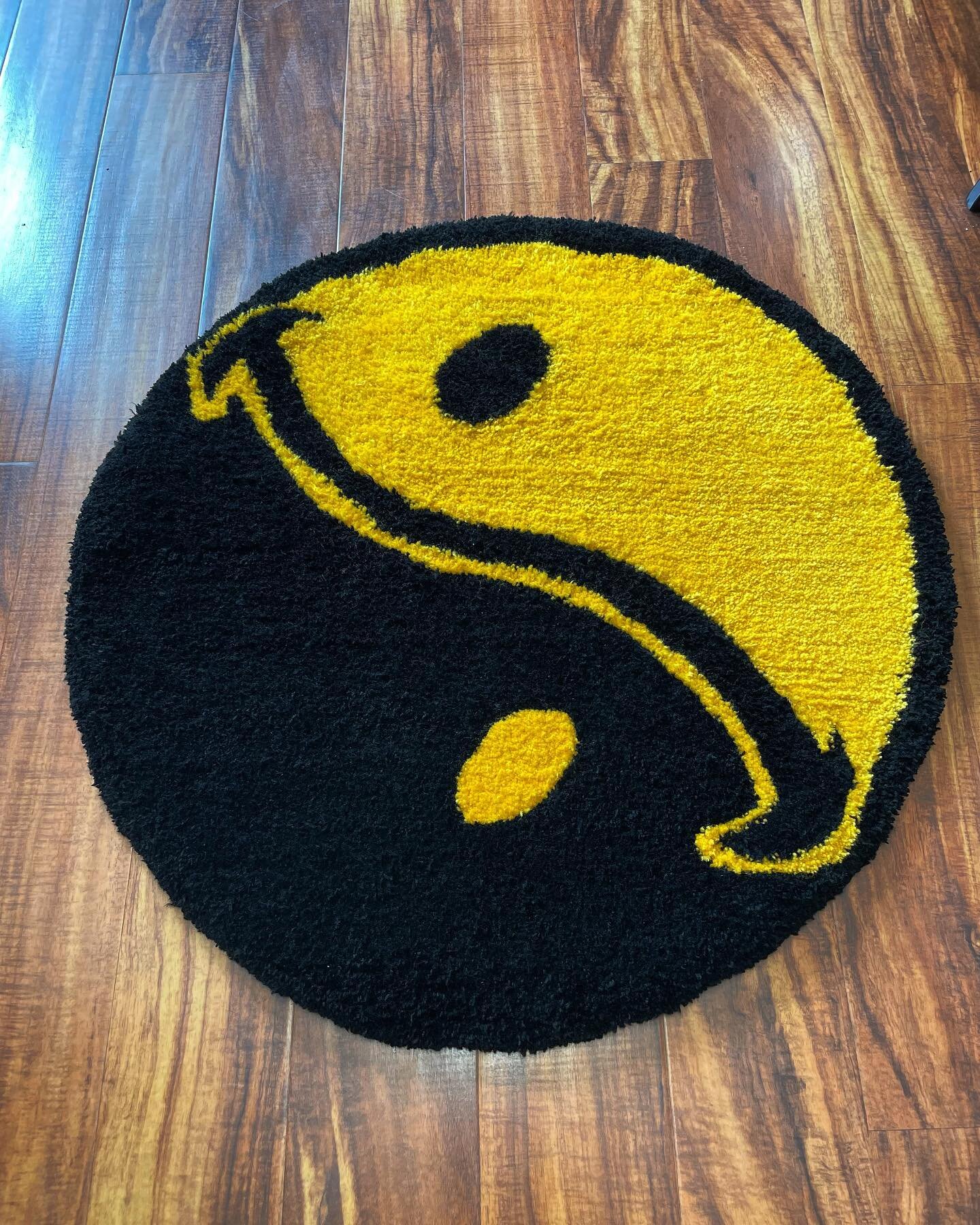 🙂☯️🙃 custom tufted rug. I&rsquo;m available to take any custom rug orders. DM me for an estimate. Process montage coming soon. 
.
.
.
.
.

#rug #handmade #rugdesign #tufting #tuftingmachine  #rugmaking #customrugs #customrug #tapestry #carpet #ruga