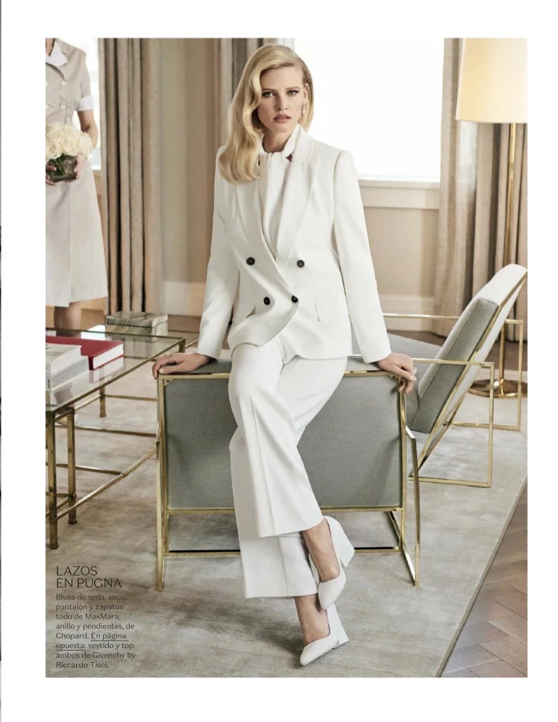 Lara-Stone-Vogue-Mexico-May-2017-Cover-Photoshoot04.jpg
