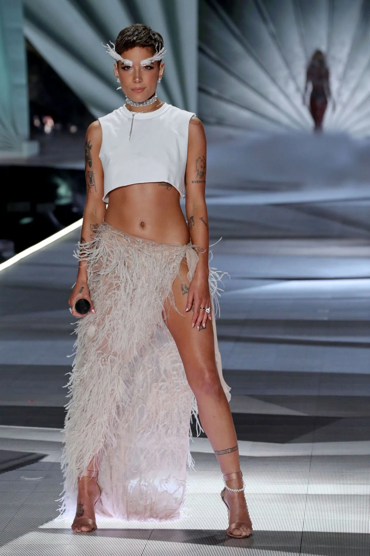halsey-performing-at-2018-vs-fashion-show-in-nyc-4.jpg