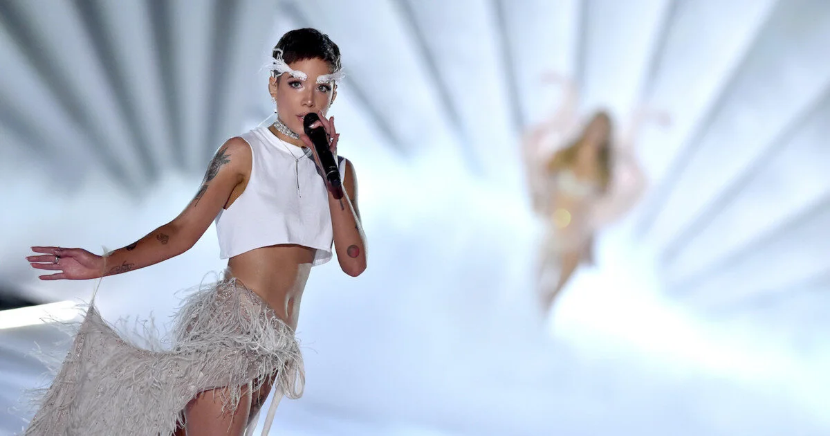 Halsey-on-the-VS-catwalk1.jpg