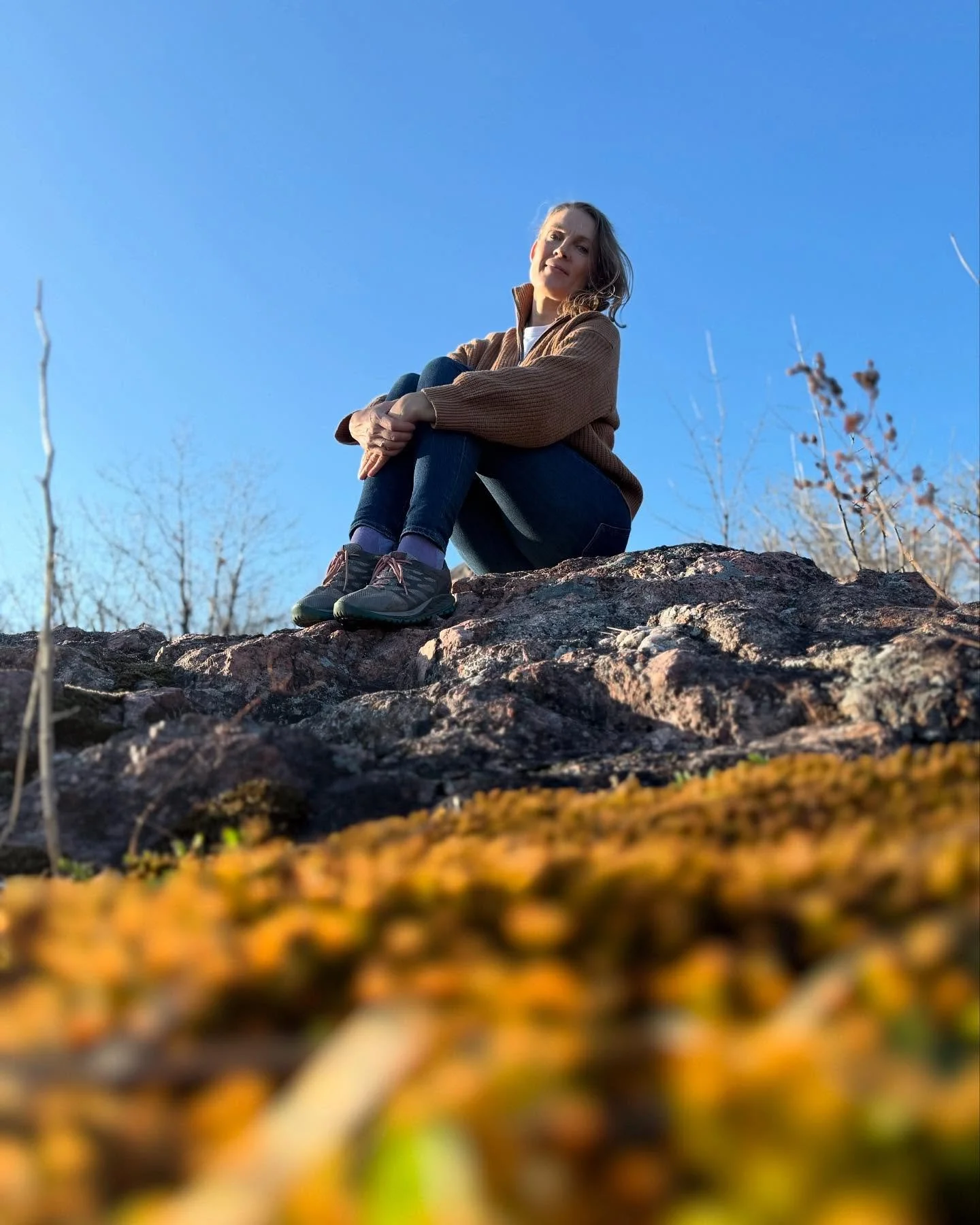 Spring is here!! Celebrating @shanemendonsa&rsquo;s birthday with a hike - and mandatory picnic - in the sun 🌞💛