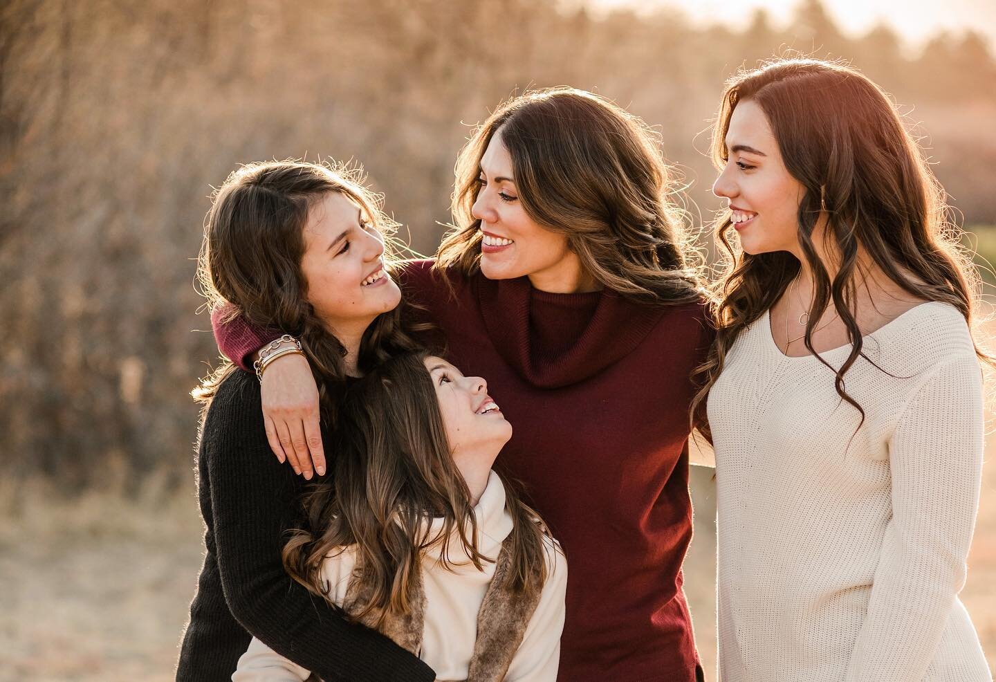 ✨Lucky girls, lucky Mom.✨ .
.
.
.
.
#denverfamilyphotographer 
#coloradofamilyphotographer #coloradobeauty #denverphotographer #coloradophotographer #courtneylambphoto