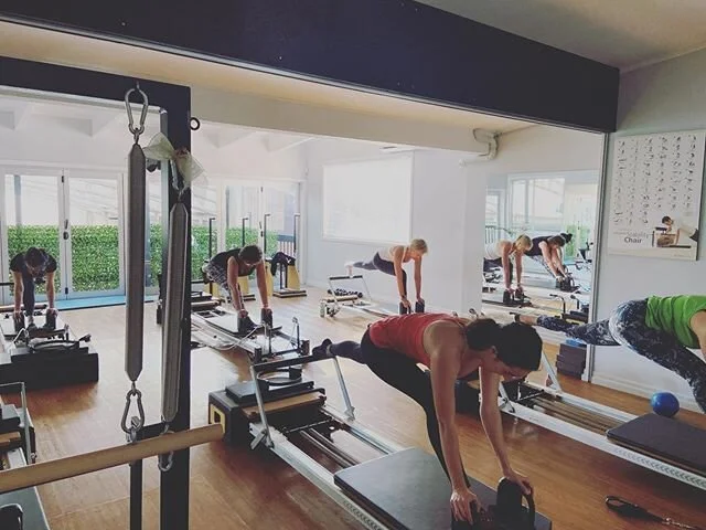 #russiansplits #backsplits #allthesplits This team of lovelies totally rocked the #stottpilates Advanced Repertoire from Leg Circles thru to the Side Split series after starting with Footwork, The Hundred and Short Spine as a warmup. Practice plus Pe