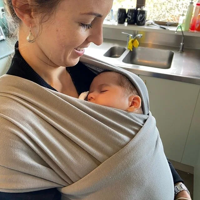 Got to meet this bundle of cuteness today🥰 @elizabethcopeland86 you&rsquo;re a total Queen bringing this lil prince into the world, you&rsquo;re a beautiful Mama Bear 🐻 💜 #babywearing #babysnuggles #babyboy  #babybliss #bestillmyovaries