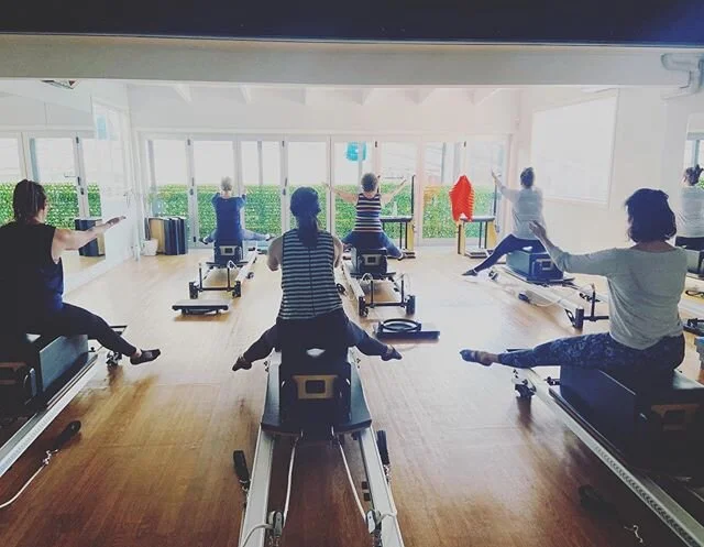 Today we went from Footwork all the way through to Long Stretch so that means we got to Horseback 🐴 🤠 #Yeehah #advancedrepertoire #stottpilates #remuerapilates #reformer #practiceequalsprogression #theresnoendofyearconcertbutthereisendofyeardrinks 