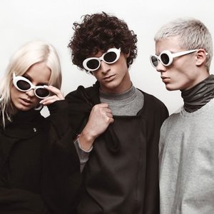 MOON Marca de gafas regida por el diseño contemporáneo. Surgió en 2011 de una voluntad de crear un producto asociado a un estilo de vida relajado y que tuviera la esencia de la producción local minera. Con un diseño totalmente hecho en MG y fabricado por en territorio brasileño, Moon busca crear una relación cercana y efectiva con el cliente. Gafas 100% en acetato y pintados a mano traen la característica del artesanal para nuestra marca.