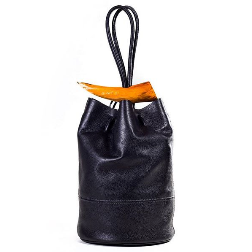 MATRI Elegante en detalle. Una marca que desarrolla bolsos, artículos y accesorios dedicados a mujeres conectadas a las tendencias de la moda y que valoran elegancia y originalidad.