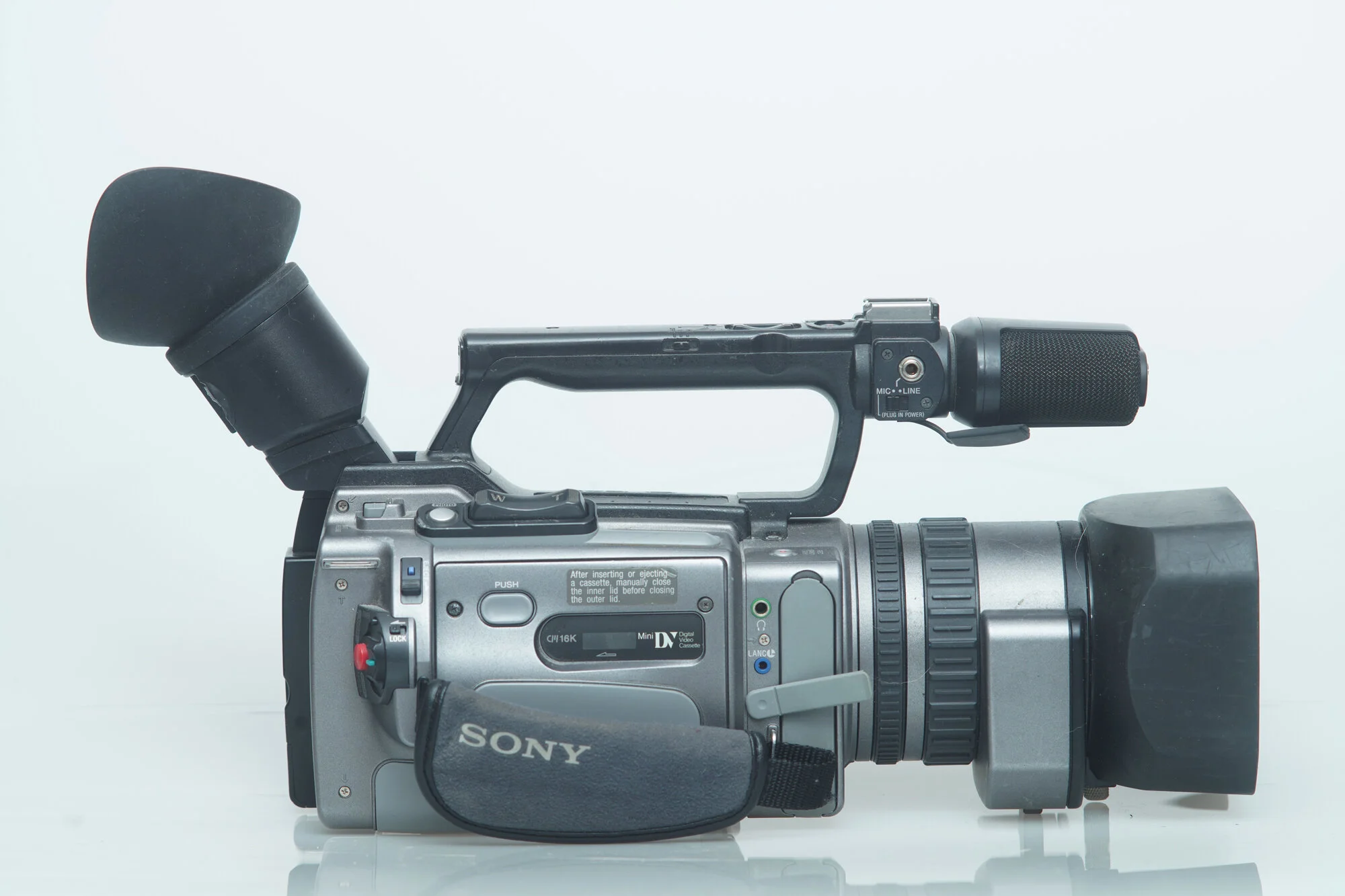 【動作確認済】Sony DCR-VX2100 miniDV Used Sony DCR-VX2100 Mini-DV 3-CCD Digital Camcorder - SKU