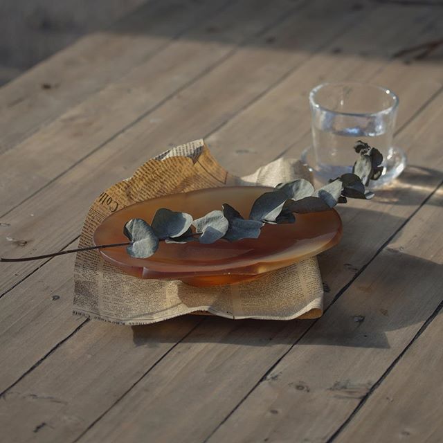 A hint of garden, a hint of quietness. 🍂 
The sunlight came out when we randomly placed this plate on the wooden table. Then the shutter was clicked. And this magical amber atmosphere was captured... #tuiglass 
#productiondesign 
#castglass 
#tablew