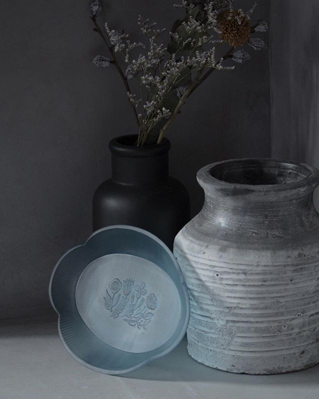 A taste of blue. 💙 
#tuiglass
#productdesign 
#castglass
#tableware
#plate
#forhome