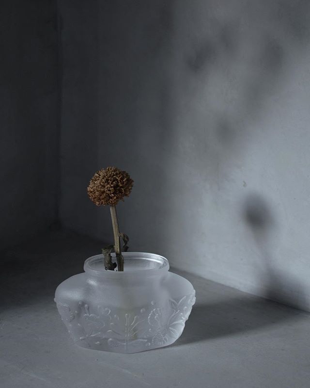 Shadow in the corner. 
#tuiglass 
#castglass 
#productdesign 
#flowervase
#forhome