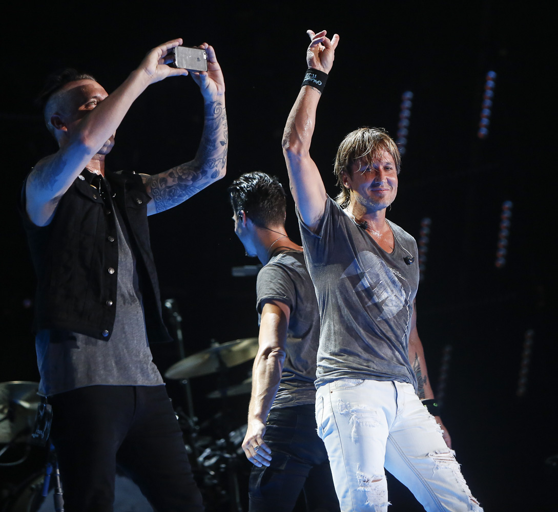 The man, the myth, the guitar playing legend -- KEITH Urban! What an incredible performer + man he is. He played some of his top hits for everyone like Wasted Time, + Fishin' in the Dark to name a few. 