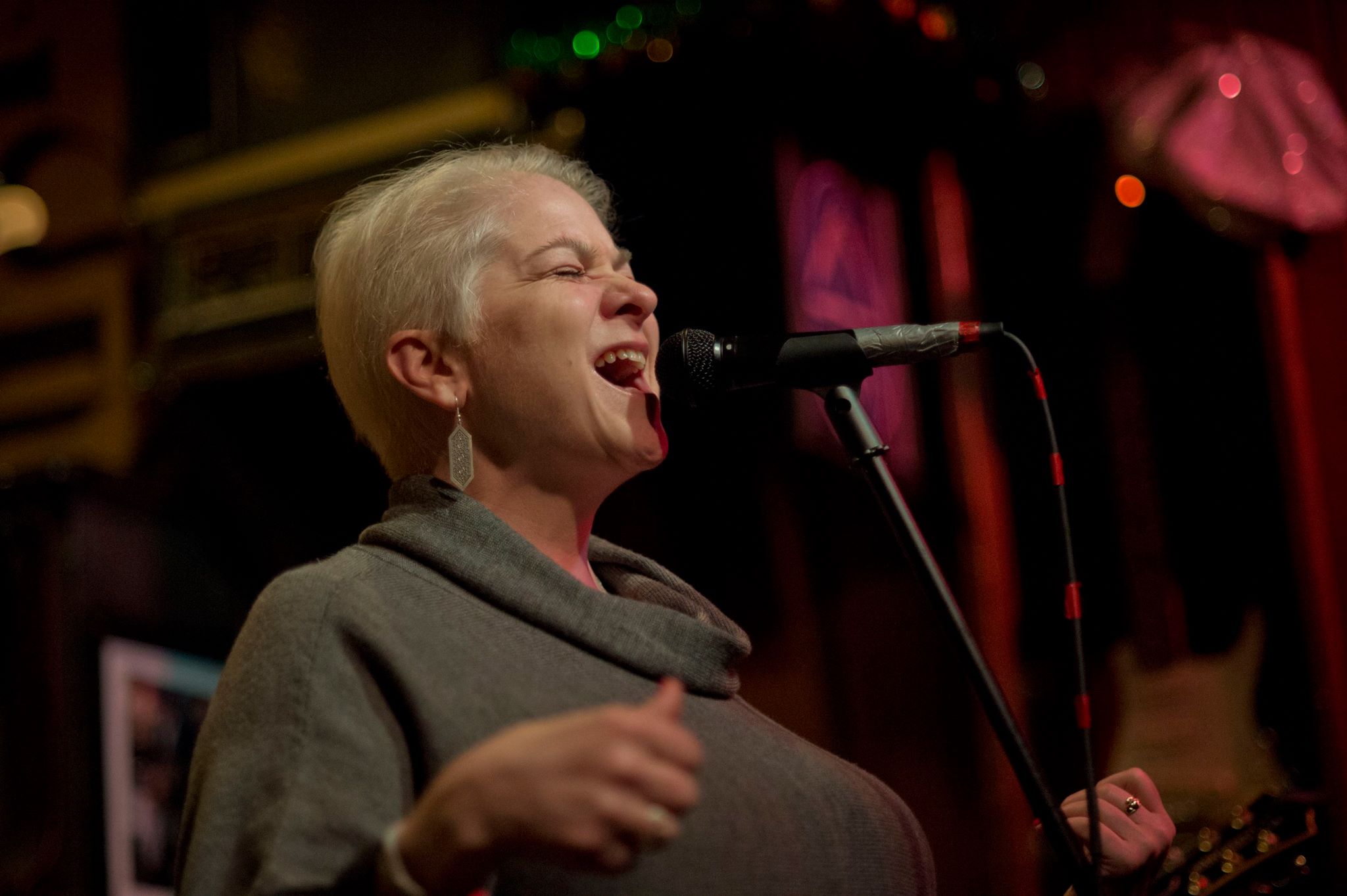 Singing_with_Smiley_BLUES_Halsted_20150319_2 copy.jpg