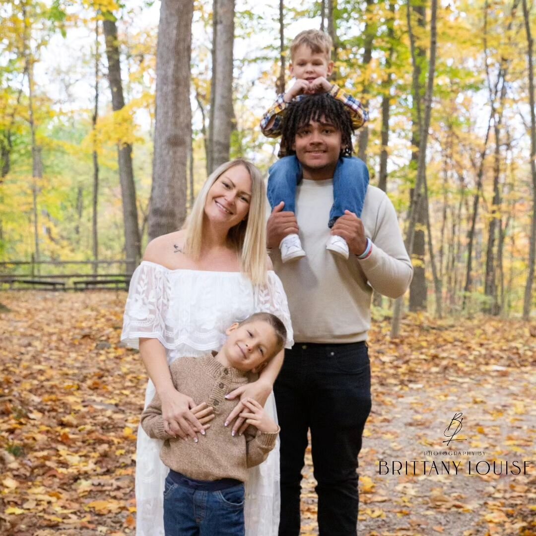 Such a sweet family.
You may recognize the oldest brother, I did his senior pictures. Then I did their family pictures a few weeks later.

Each kid has his own unique personality and I enjoyed getting to see every one of them. Their mom is pretty gre