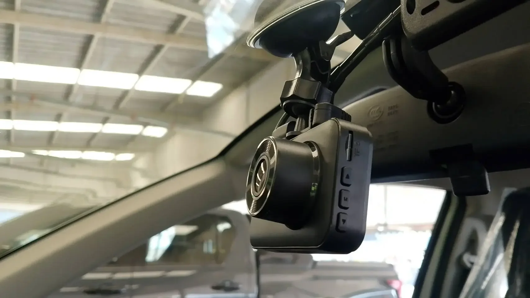 กล้องติดรถยนต์ ABT SMART VIEW GO 2K ติดตั้งใต้กระจกหน้า มุมมองด้านหน้าในรถ