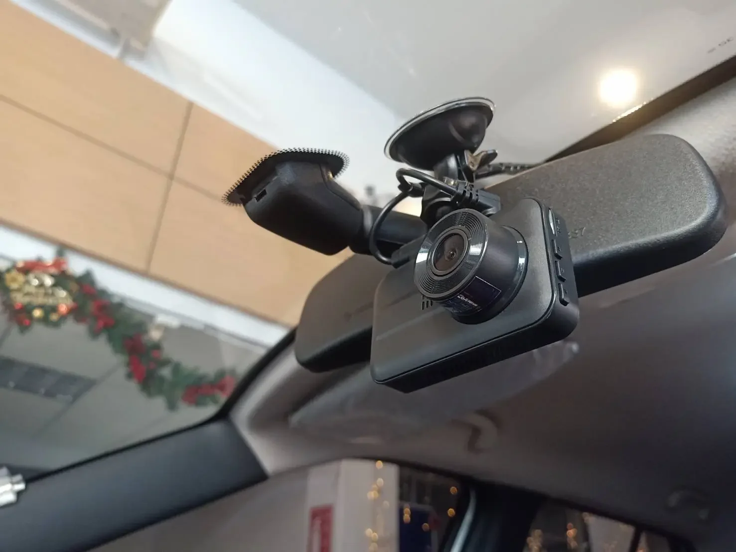 การติดตั้งกล้องหน้า ABT SMART VIEW GO 2K ภายในรถ พร้อมขายึดและสายไฟ