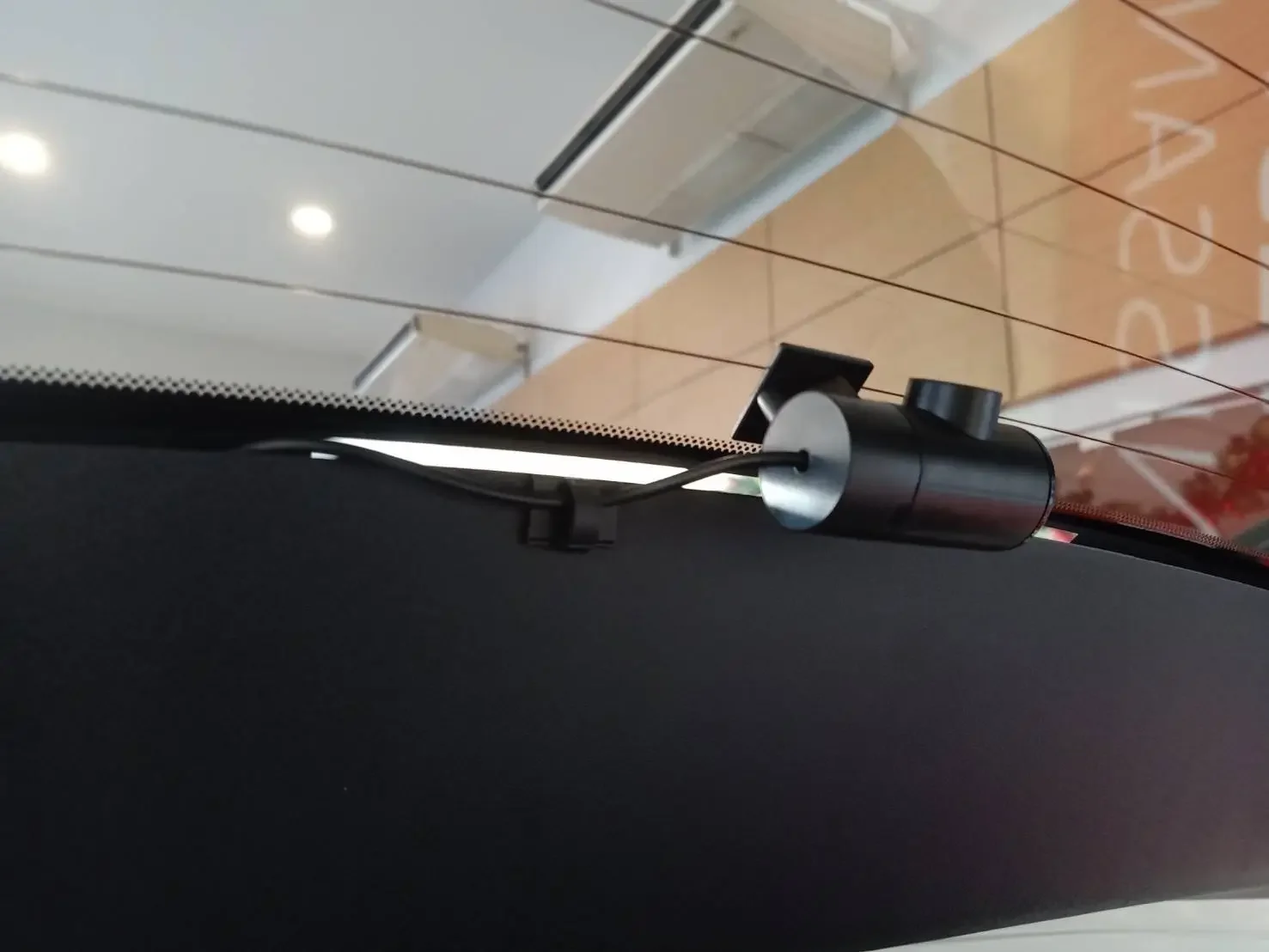 กล้องหลัง ABT SMART VIEW GO 2K ติดตั้งที่กระจกหลังรถ มุมมองด้านท้าย