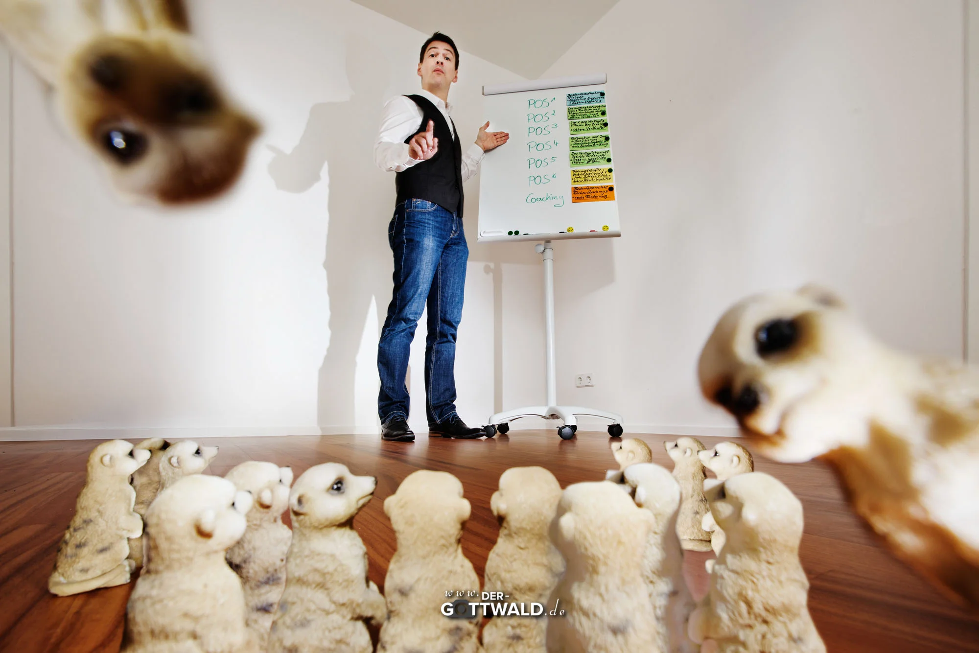 Michael Stangier ist POS*-Trainer und Lebenskünstler mit einer gesunden Portion Selbsthumor. Erdmännchen sind aufmerksame, neugierige Wesen, stets auf der Suche nach neuen Wegen. Aufmerksamkeit und Erforscherdrang haben viele Gesichter. *Point Of Sale