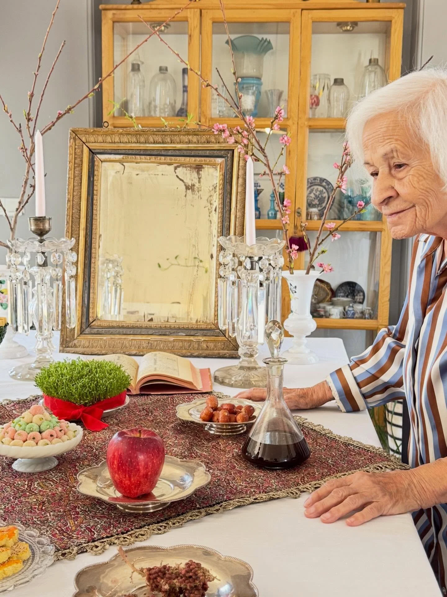 امسال، با دلی شکسته و قلبی پر از امید، 
تنهاتر از همیشه به استقبال نوروز می&zwnj;روم.

یاد پدرم در دلم زنده است&hellip;
همان لحظه&zwnj;های سال تحویل که 
به ما یاد می&zwnj;داد شکرگزار باشیم،
برای هر آنچه داریم، برای هر آنچه هست.

سال&zwnj;هاست که دعای