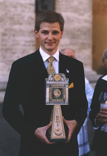 A great-grandson of the Emperor brings his relic to the altar during the beatification. Photograph © Servizio Fotografico de "L'O.R." 00120 Citta del Vaticano.