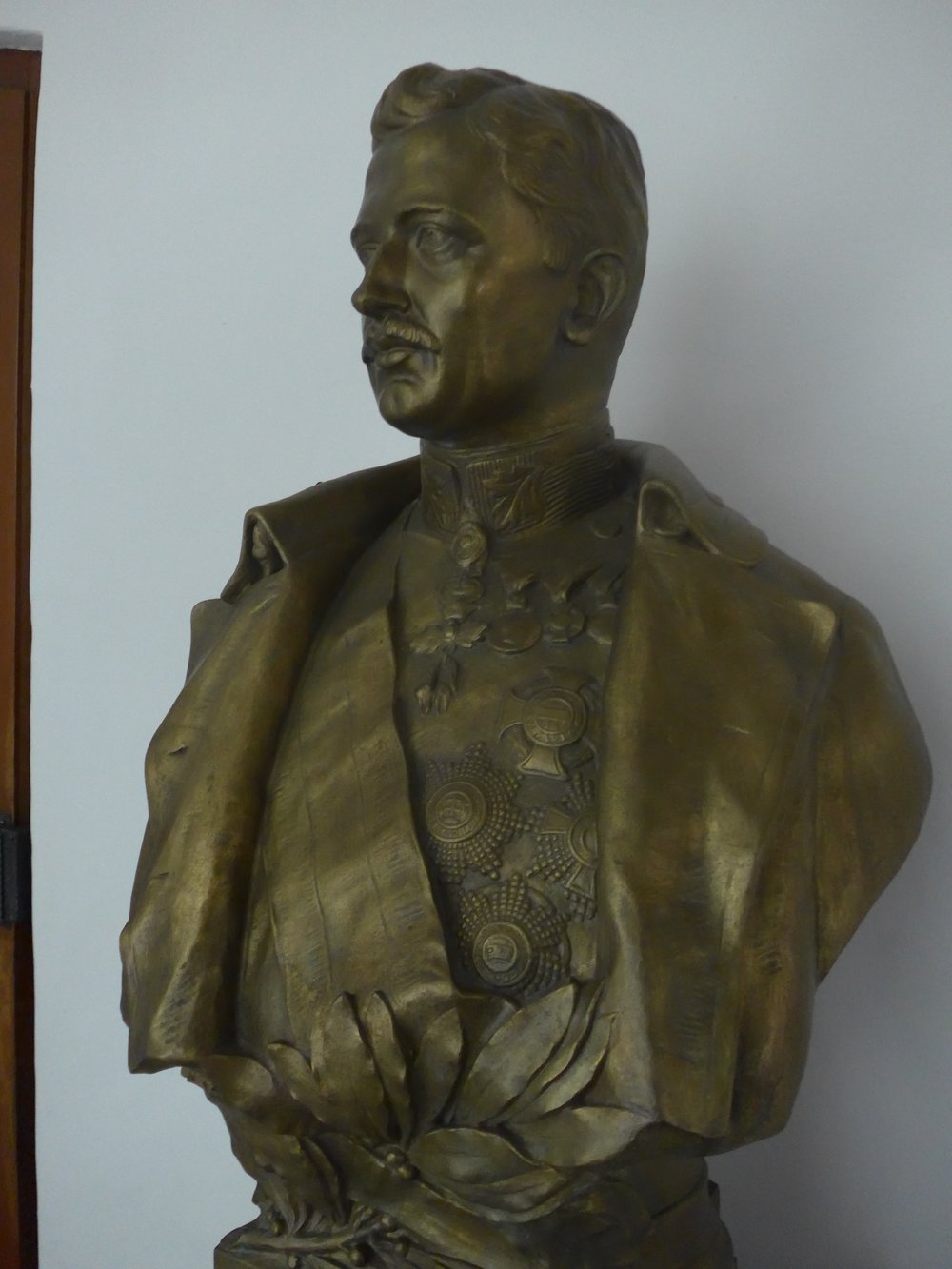 Karl Bust, Side View