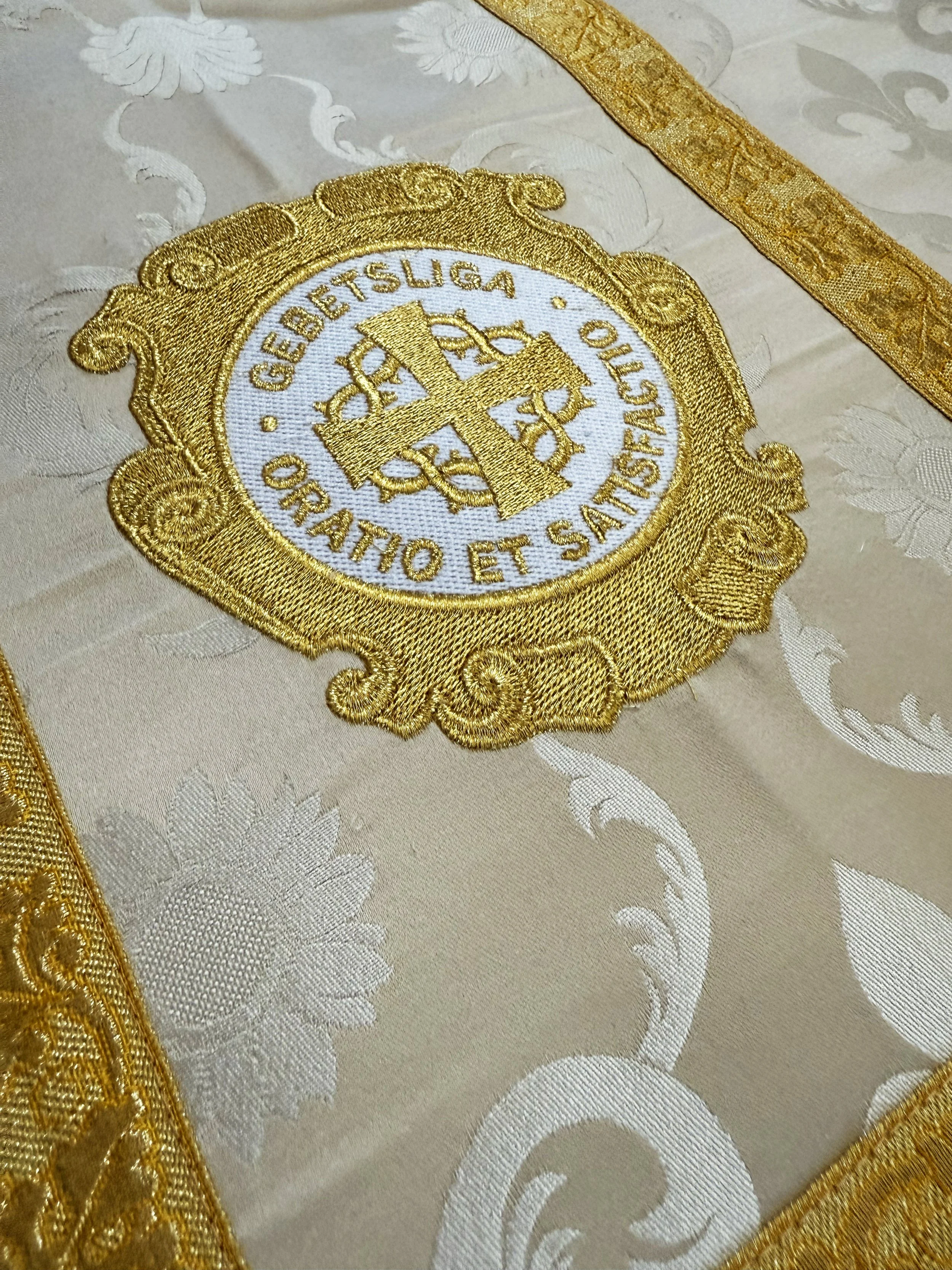 Gebetsliga_Chasuble_White_Emblem_2026.jpg