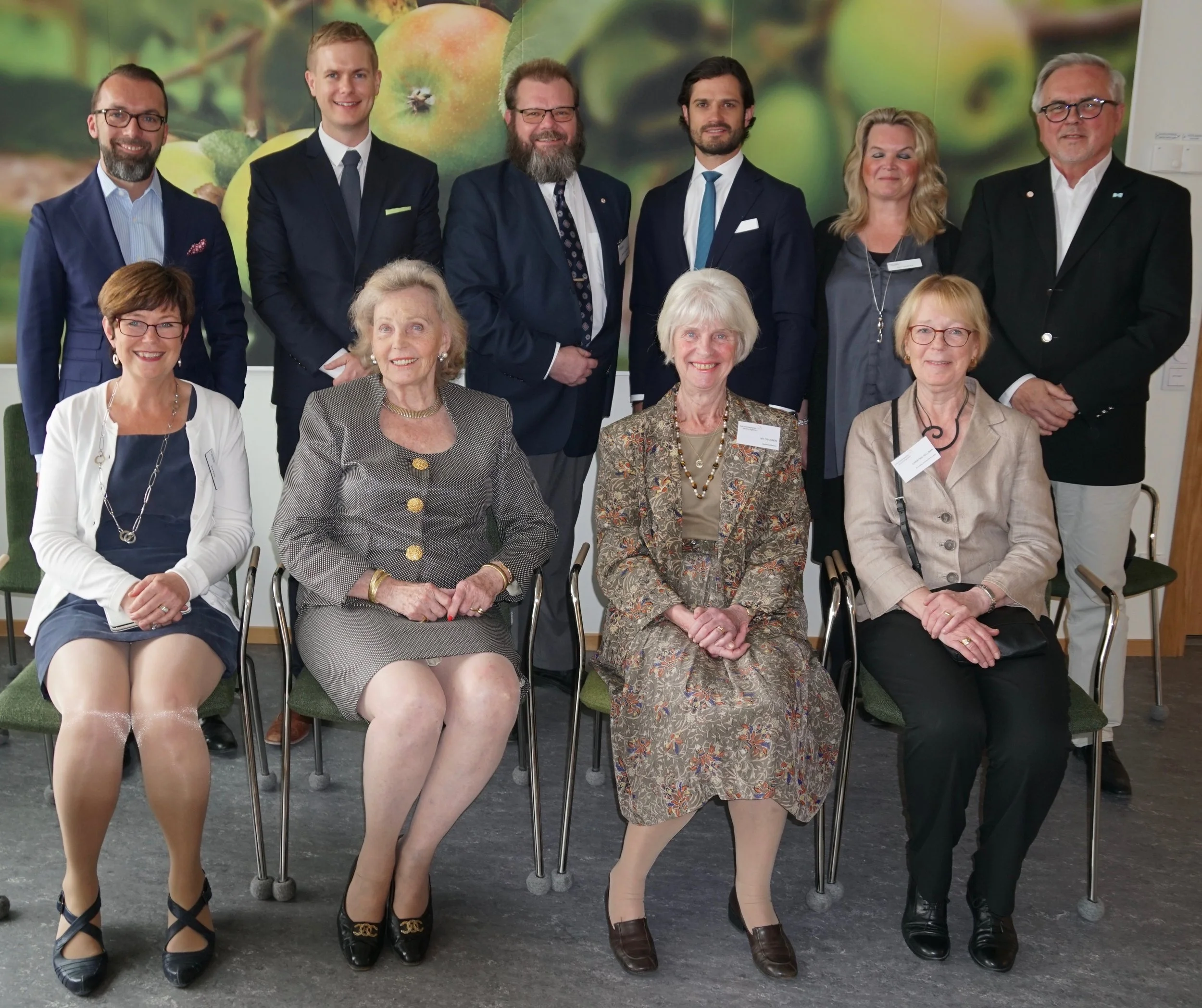 Övre raden från vänster: Fredric Helgesson ordförande i FDB, utbildningsminister Gustav Fridolin, Bengt-Erik Johansson, ordförande i Dyslexiförbundet, Prins Carl Philip, Päivi Hiipakka-Lindberg och Greger Bååth, SPSM. Undre raden: Åsa Karle, SPSM, Prinsessan Marianne Bernadotte, Siv Fischbein, ordförande i Dyslexistiftelsen och Christina Hellman, ordförande i Svenska Dyslexiföreningen. Samtliga foton: Ylva Bjälle